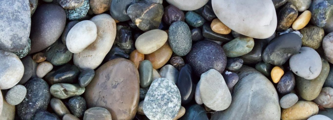 Bunte runde Bachsteine als Symbol für Möglichkeiten